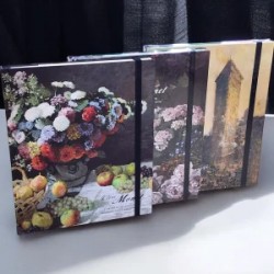 Llavero de Metal en forma de Biblia Dorada Plateada