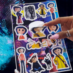 Planilla con 14 Stickers Cortados con Laser Coraline